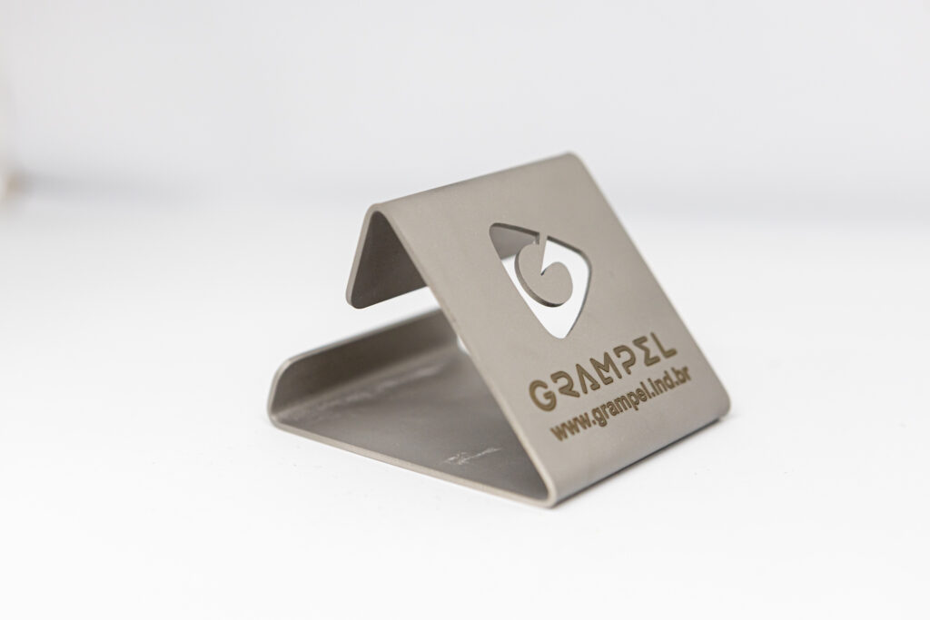 produto- estatua-metalica-grampel