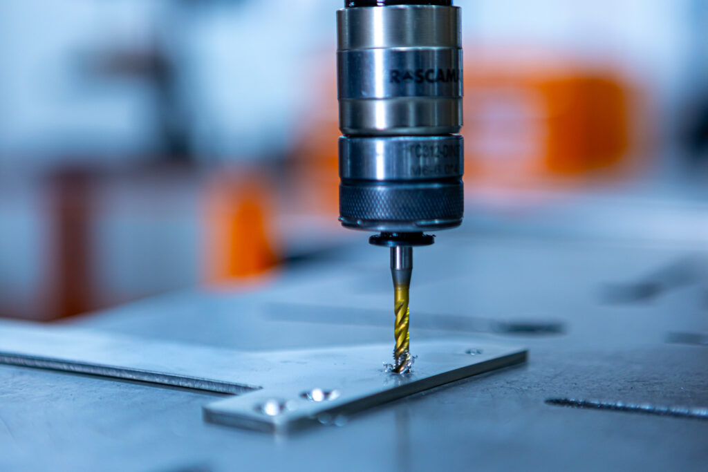 usinagem-cnc-grampel-furacao-metalica-detalhe-processo-industrial