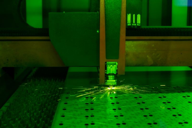 corte a laser: máquina de corte a laser trabalhando em chapa metálica