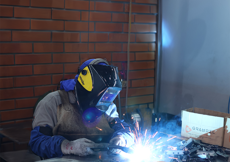 caldeiraria industrial: profissional vestindo EPIs realizando solda em indústria
