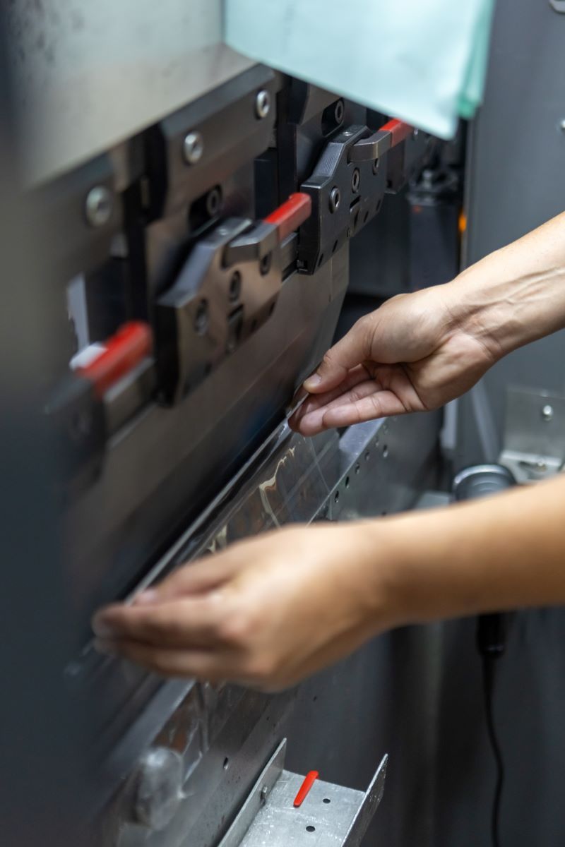 corte e dobra de chapas de alumínio