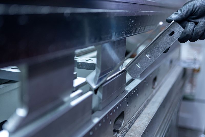 como dobrar chapa de aço inox​